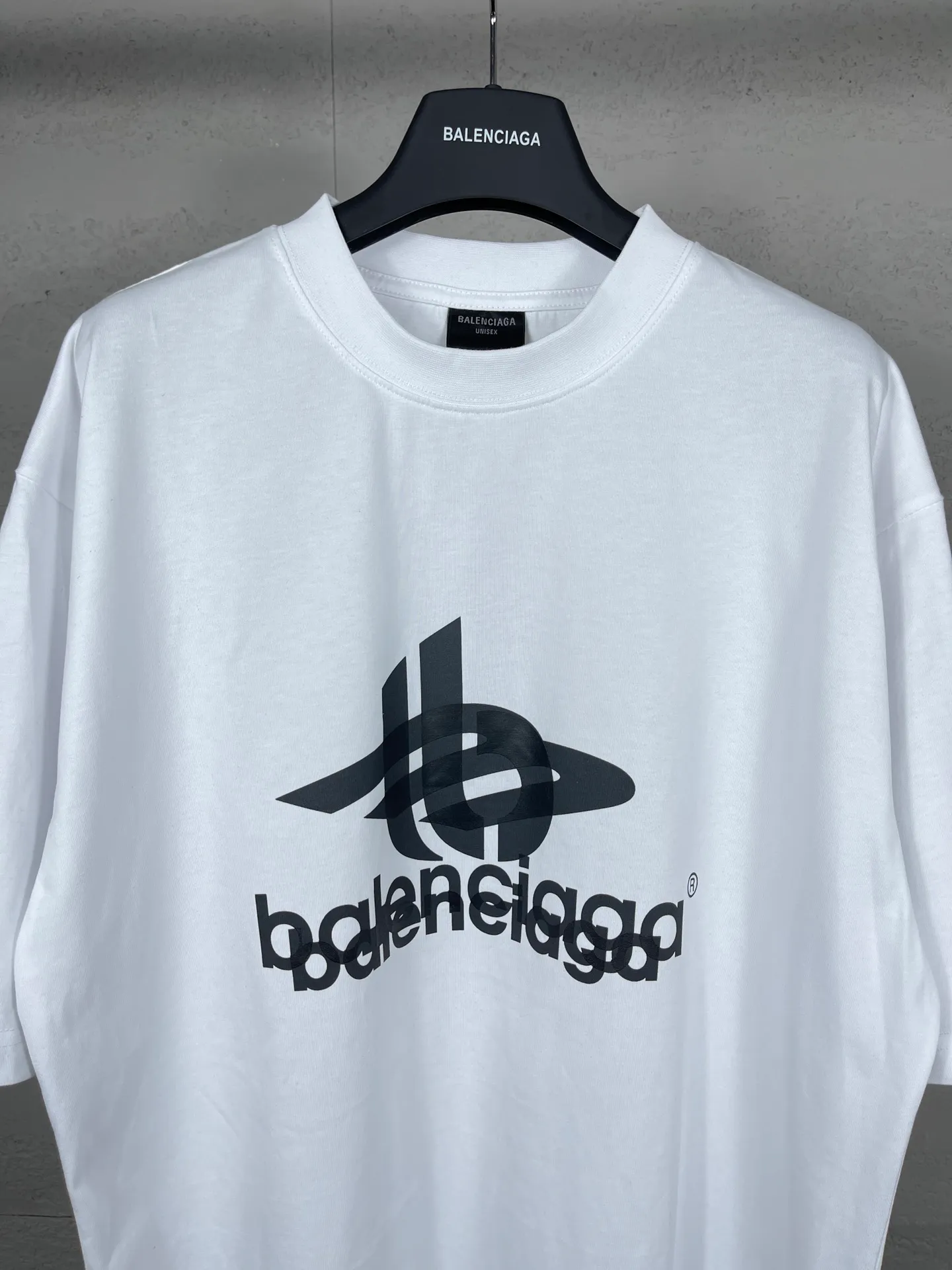 【 . Quality】BALENCI*GA/ .2024New Arrival. LOGOClassic T . . Authentic ， ！ ZP . 260 ， . ， ，。 。Classic ，LOGO ， ， 。 . ， ， ， OS . Same Style ：BL 223213 ：Black，White， Size：XS L